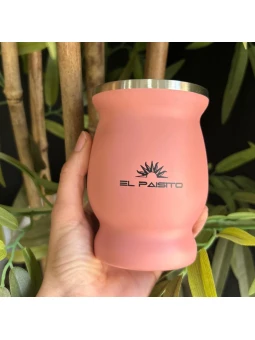 Mate copa de acero inoxidable de color rosado, ideal para disfrutar de tu mate con estilo.