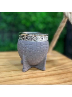 Mate camionero de acero inoxidable gris con goma y virola plateada: moderno, cómodo y resistente.