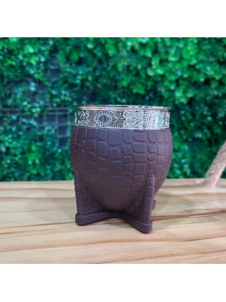 Mate camionero de acero inoxidable marrón con goma y virola plateada: resistente y elegante para tu mate.