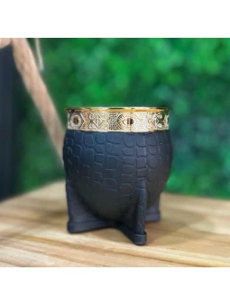 Mate camionero de acero inoxidable negro con virola dorada: diseño tradicional y elegante.