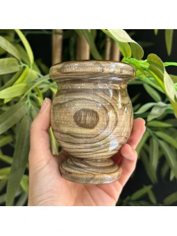 Mate de madera lustrada de sauce mimbre: clásico, artesanal y resistente.