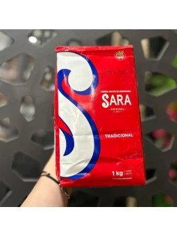 Paquete de yerba mate Sara Tradicional 1kg sin palo, sabor intenso, etiqueta roja