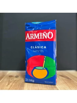 Paquete de yerba mate Armiño Clásica 1 kg, con palo y sabor equilibrado uruguayo