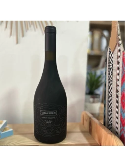 Botella de Viña Edén Tannat Cemento mostrando su intenso color rojo y elegante etiqueta.