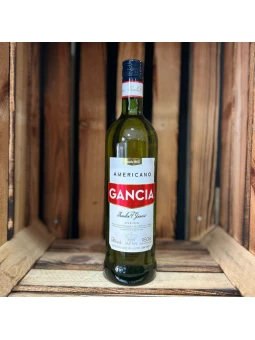 Botella de Gancia Americano Aperitivo junto a un vaso con hielo y rodaja de limón, ideal para refrescar cualquier ocasión.